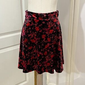 mi‎ ami Francesca's Women's Whimsy Goth Velvet Floral A-Line Mini Skirt Size M